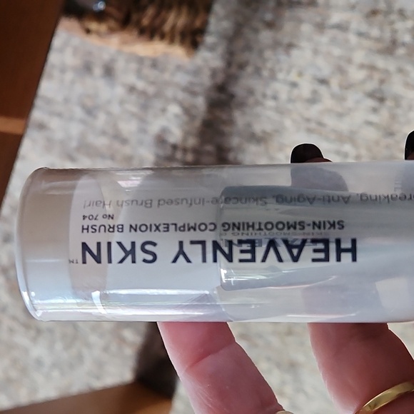 Brand new. ITcosmetics makeup brush . Heavenly skin . Skin smoothing complexion - Picture 3 of 4